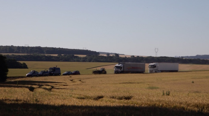camion_a_l_entre_e_des_bois-v_1